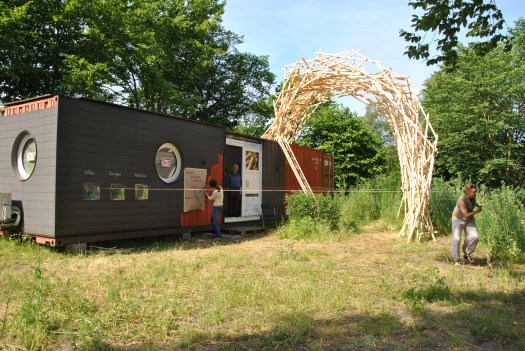 Container mit Skulptur von Perr Holthuizen